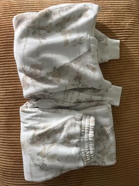 Comfrt Women’s White & Beige Camo Sweatshirt and Joggers